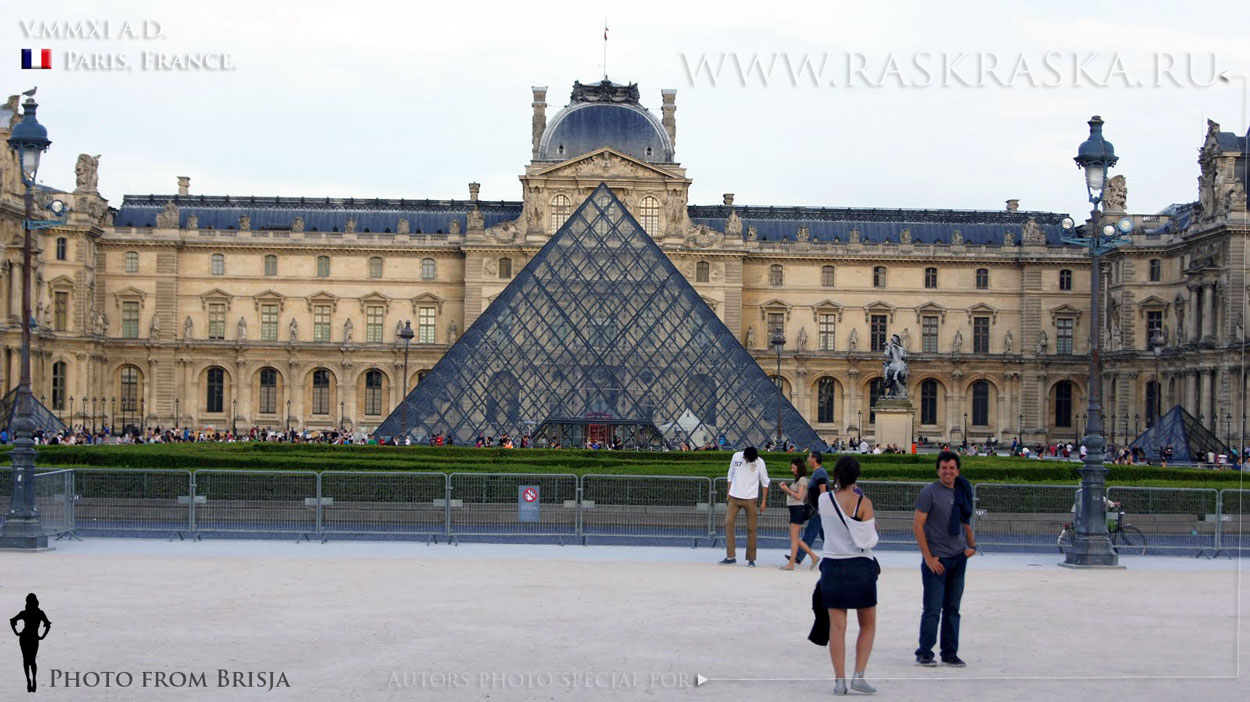 Louvre Museum in Paris photo
