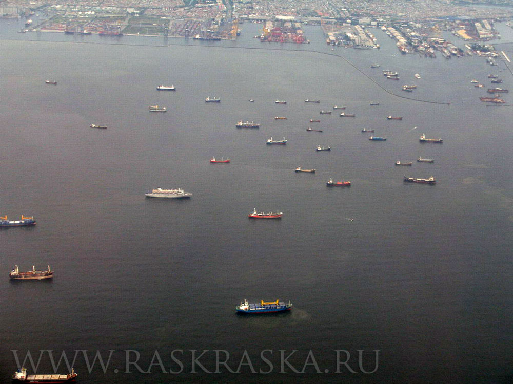 Торговые суда в акватории Джакарты Яванское море Jakarta Javanese Sea