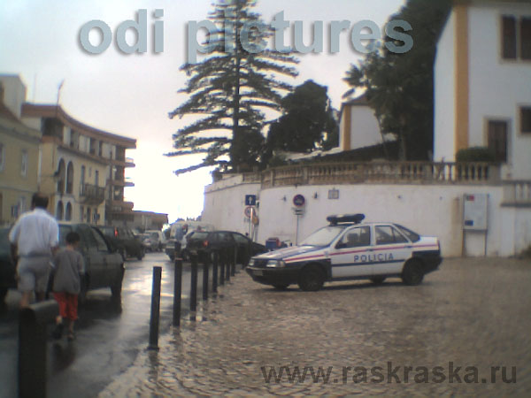 Police car of Lisbon полицеская машина на улице Лиссабона