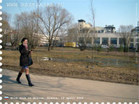 девушка с мобильником в парке весной