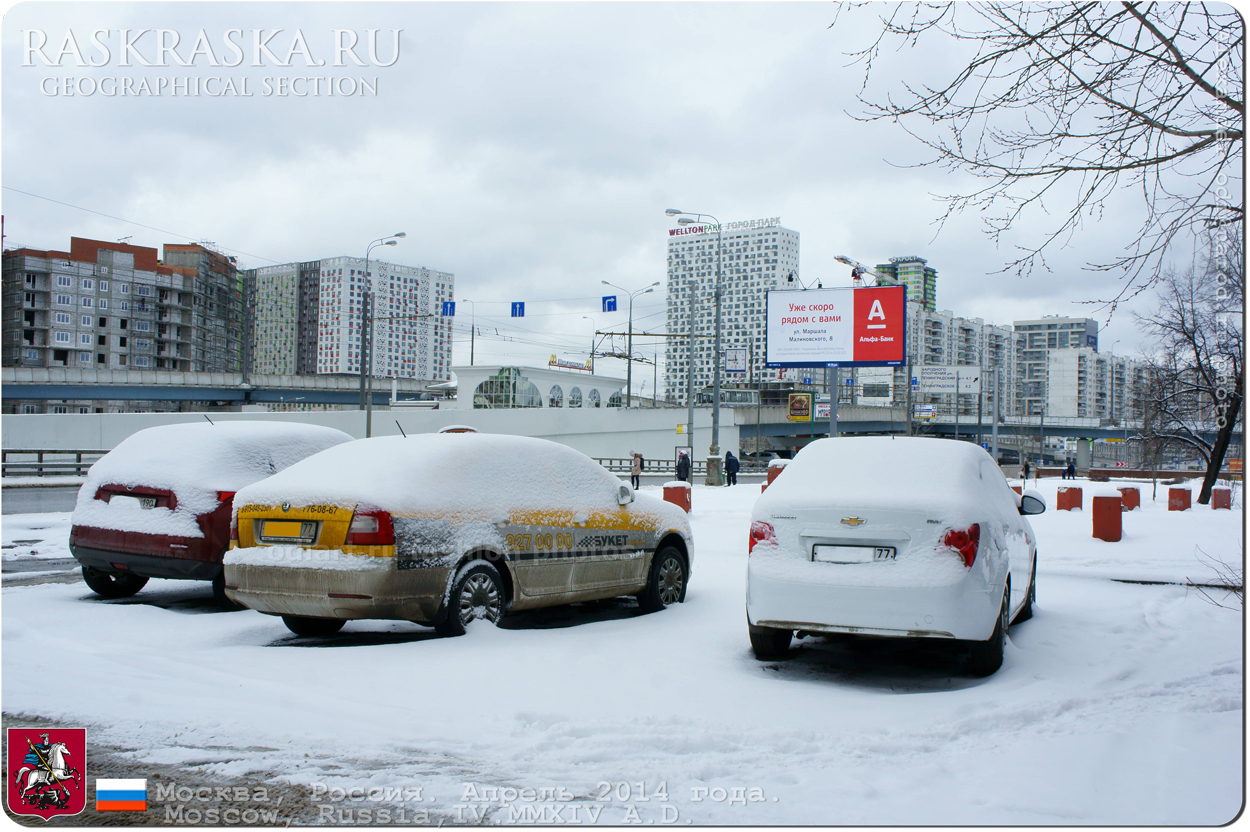 автомобили в снегу весной