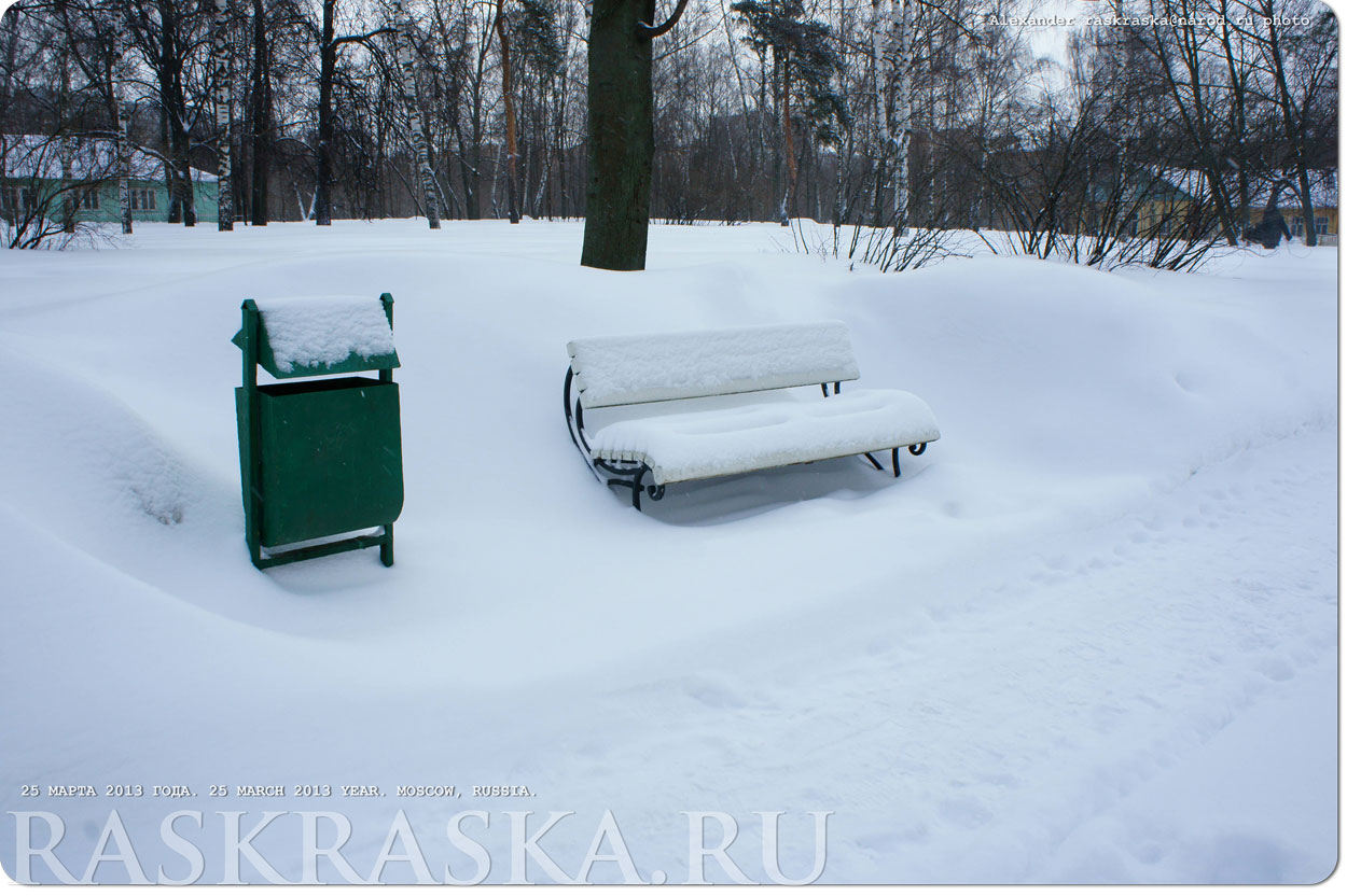 мартовская скамейка в снегу